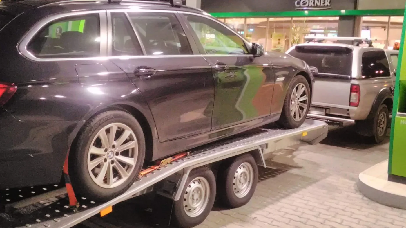 BMW 5 Touring F11 autómentése a repülőtér térségében vezérműlánc-szakadás miatt