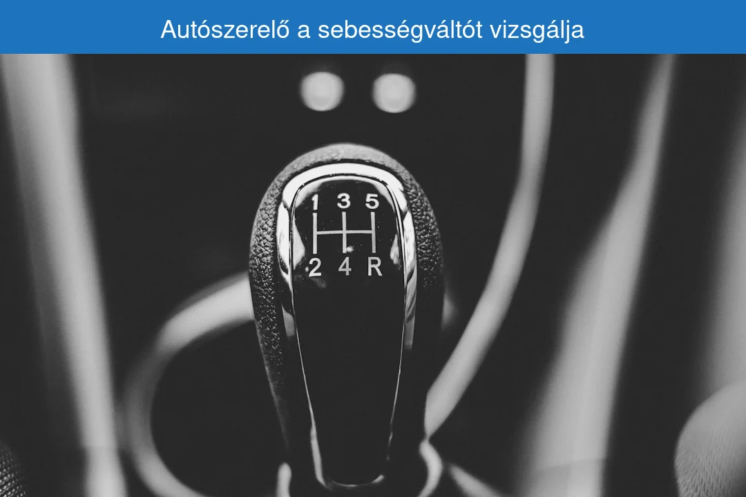 Autószerelő a sebességváltót vizsgálja